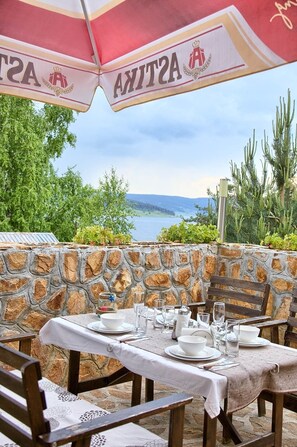 Outdoor dining - Guest House Slunchev Cviat (Batak)