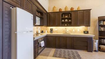 Condo, 1 Bedroom | Private kitchen | Fridge, microwave, oven, stovetop