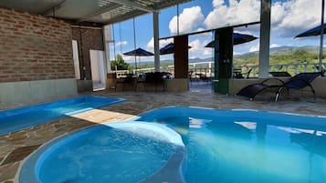 Piscina externa, piscina no terraço, guarda-sóis, espreguiçadeiras