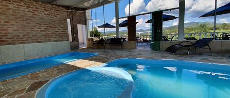 Utendørsbasseng, et basseng på takterrassen og bassengparasoller