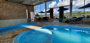 Alberca al aire libre, alberca en la azotea y sombrillas en la alberca