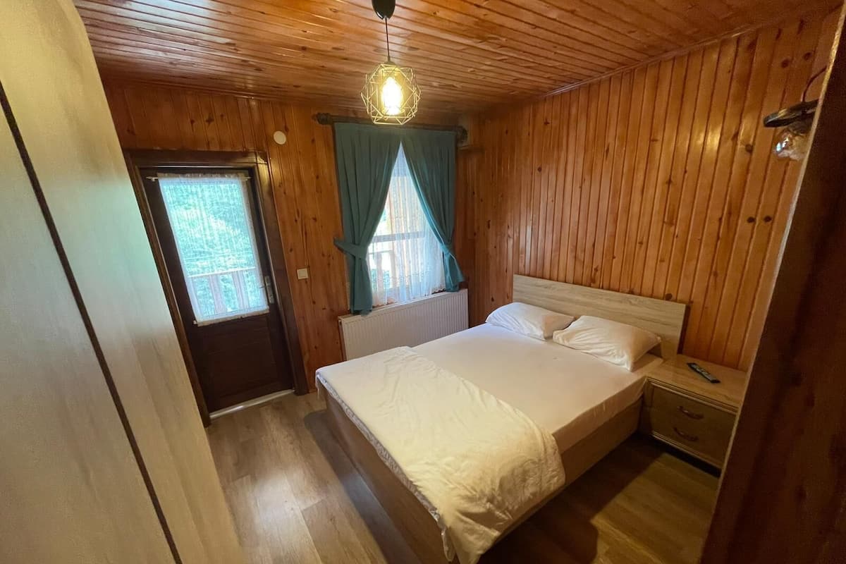 1 bedroom, desk, free WiFi, bed sheets