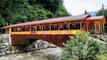 2 ravintolaa, joissa tarjoillaan aamiainen