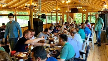 2 ravintolaa, joissa tarjoillaan aamiainen