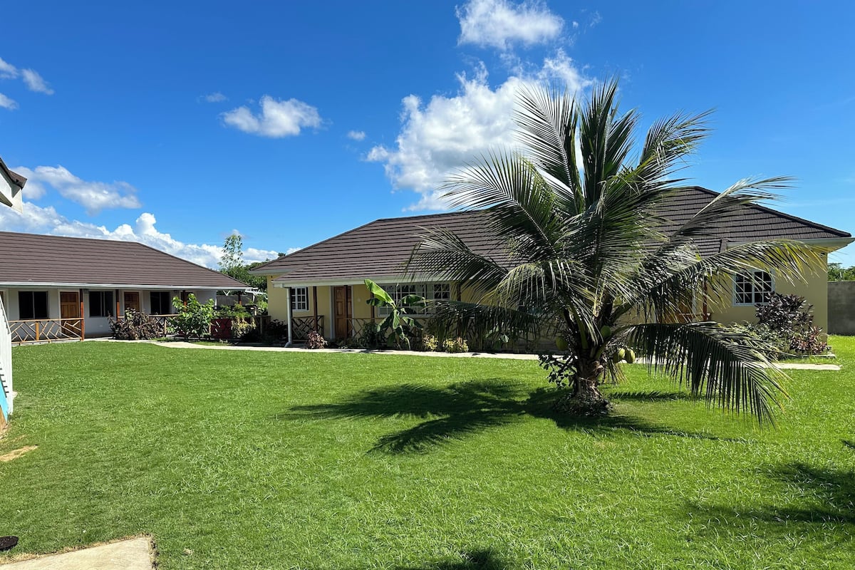 Premium Studio Suite, 1 King Bed, Hot Tub, Ground Floor | Garden view