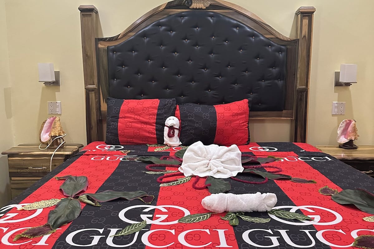 Deluxe Double Room, 1 King Bed, Non Smoking | 2 bedrooms, individually decorated, individually furnished