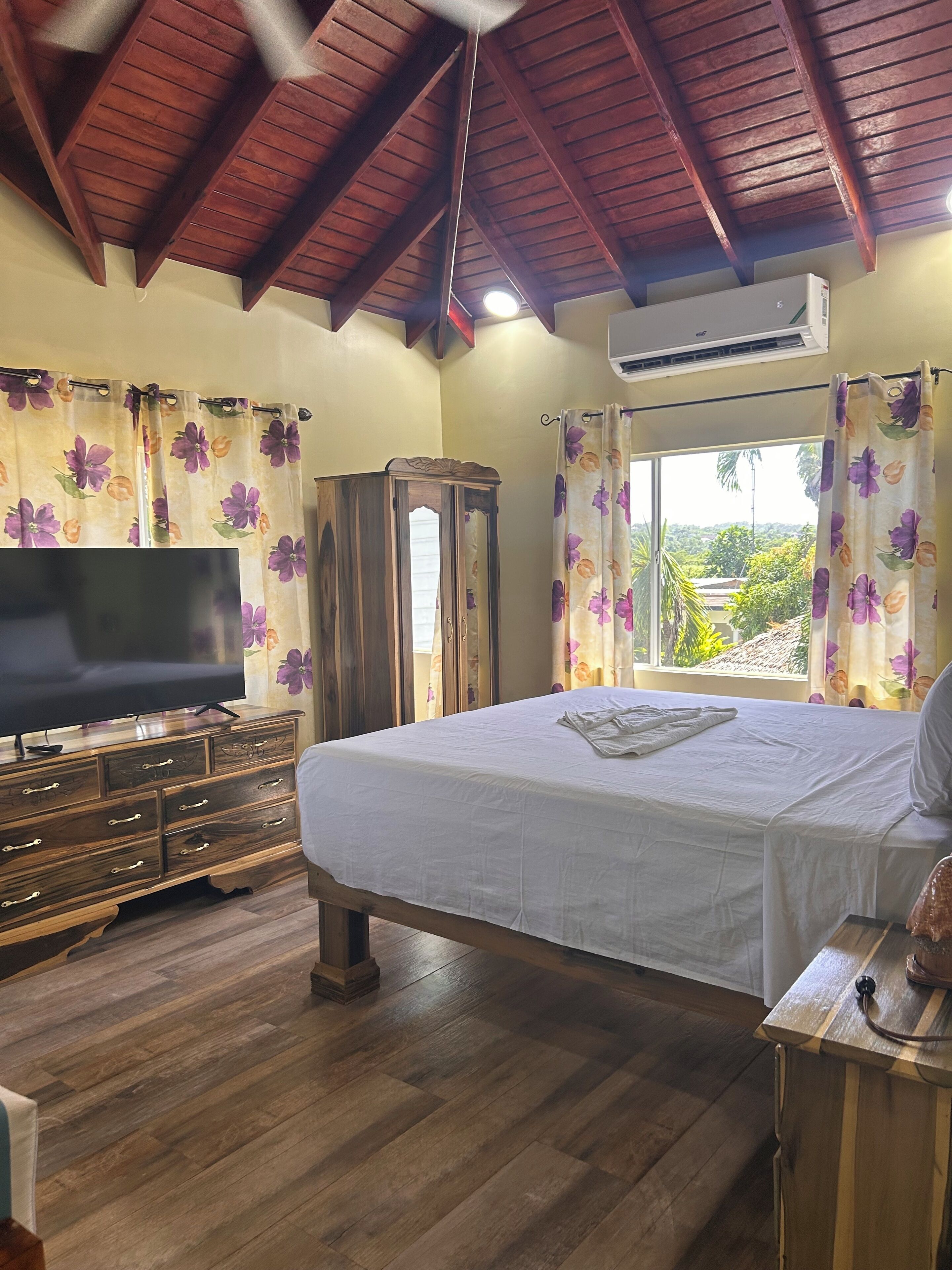 Deluxe Suite | Individually decorated, individually furnished, iron/ironing board