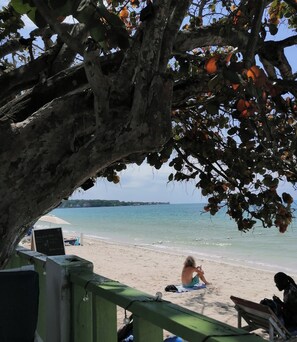 Private beach nearby, white sand, sun loungers, beach yoga - Yoga Dreams Negril (Negril)