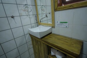 Standard Double or Twin Room | Bathroom | Shower, rainfall showerhead, free toiletries, hair dryer