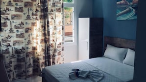 A hotel room with a bed, a nightstand, a painting on the wall, and a window with curtains. - Hotel Dinlen (Izmir)
