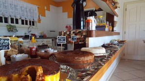 Mostrador de forn amb diferents productes de pastisseria, incloent pastissos i xuixos, exposats a vitrines.