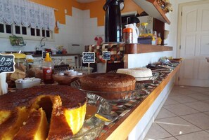 Free daily buffet breakfast - In Garden Pousada (Teresópolis)