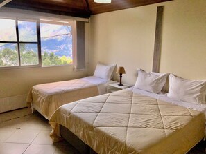 Exclusive Triple Room, Ensuite, Mountain View | Minibar, desk, soundproofing, free WiFi - In Garden Pousada (Teresópolis)