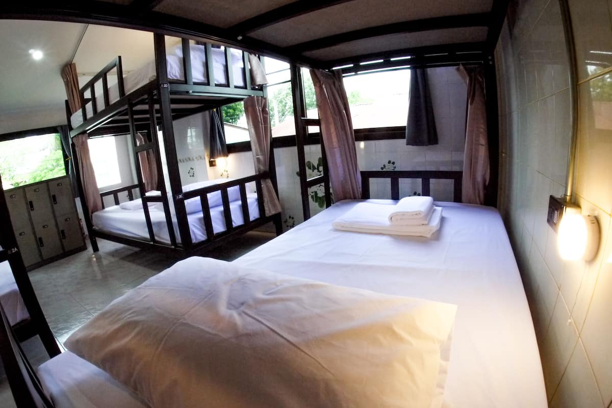 6-Bed Mixed Dormitory | Blendingsgardiner, wi-fi (inkludert) og sengetøy