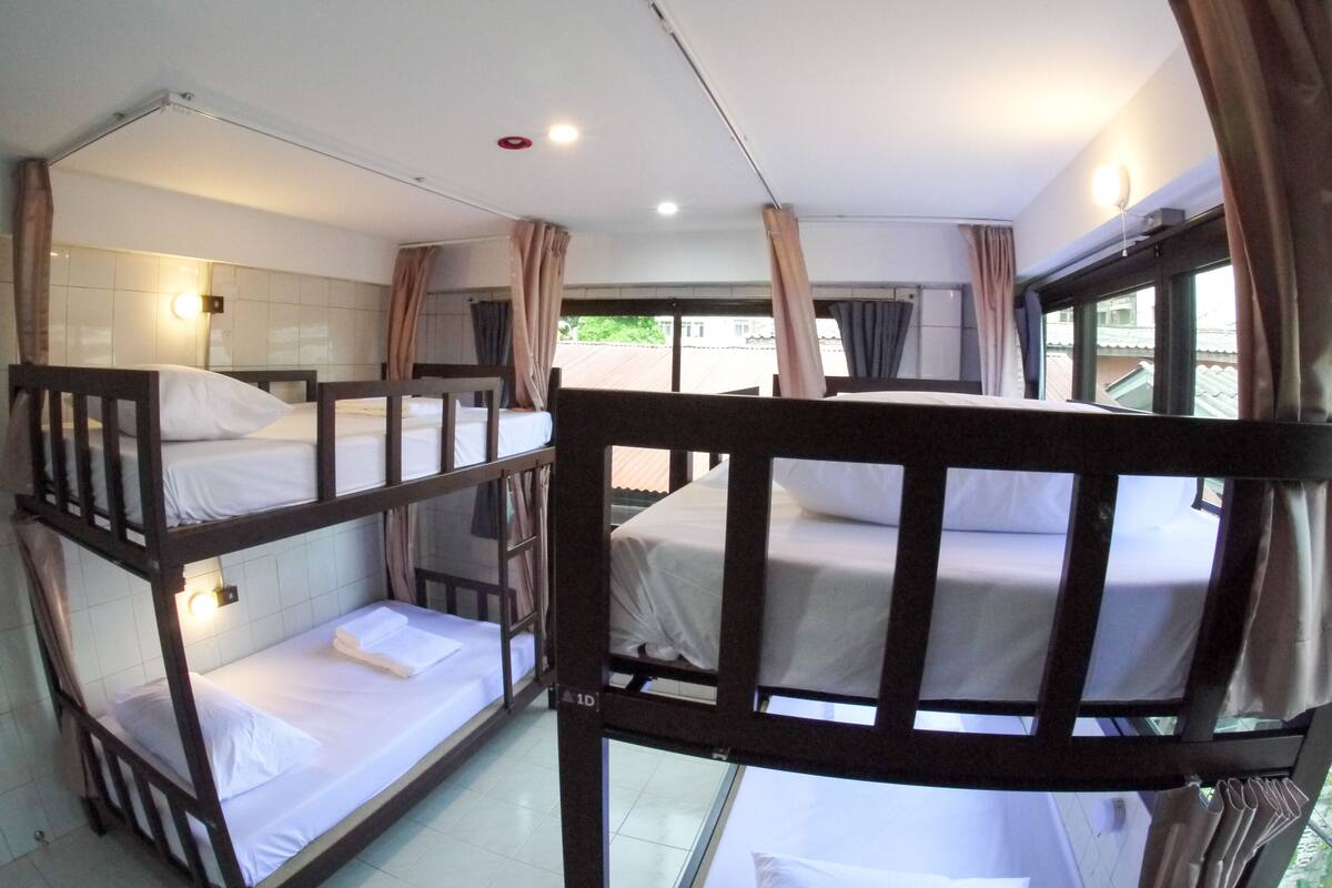 Cortinas blackout, wifi gratis y ropa de cama