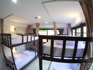 Family Room with a Private Bathroom | Cortinas blackout, wifi gratis y ropa de cama 