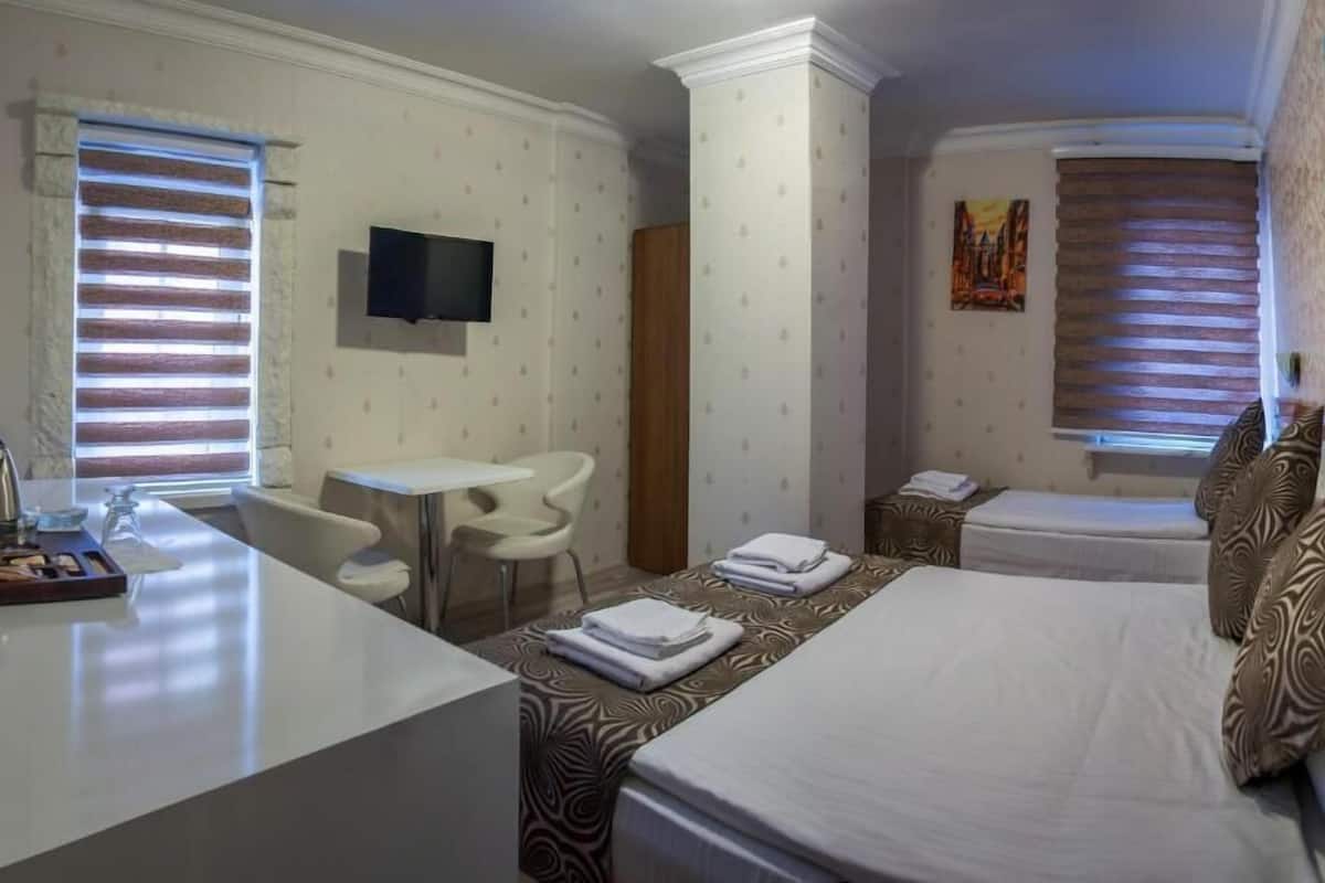 In-room safe, WiFi (free)