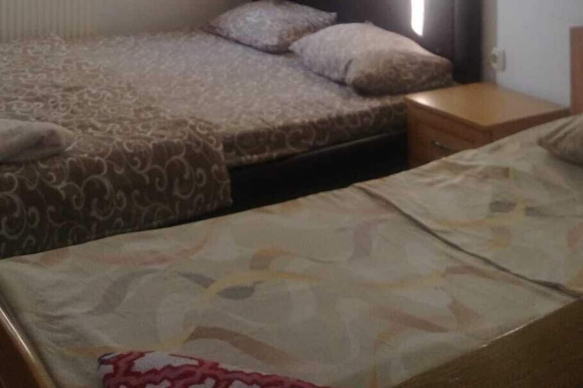 In-room safe, WiFi (free)