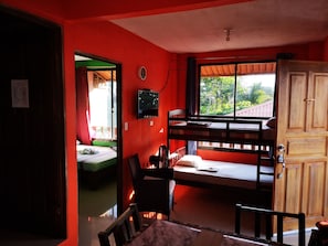 Muebles diferentes, wifi gratis y ropa de cama