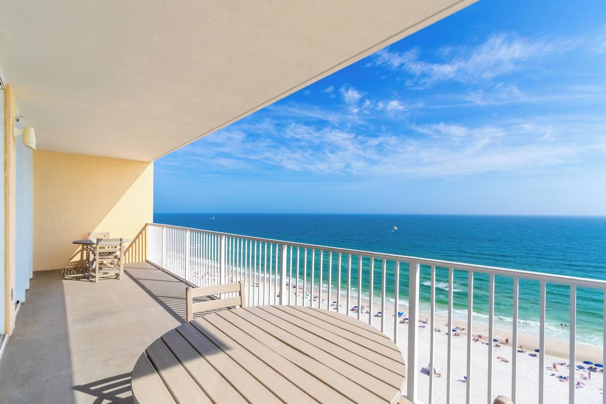 Un balcon avec vue sur la plage et l’océan.