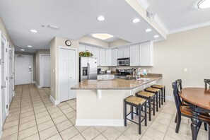 Exclusive Condo, 3 Bedrooms, Beach View | Dining room
