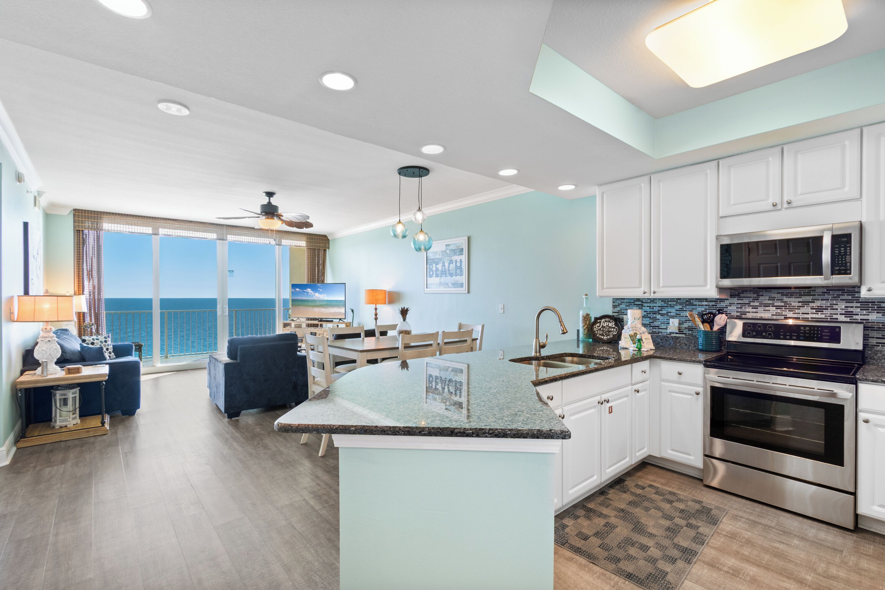 Appart'hôtel Familial, 3 chambres, baignoire à jets, vue plage | Cuisine privée | Réfrigérateur, micro-ondes, four, plaque de cuisson