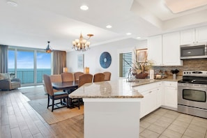 Kondominium Khas, 3 kamar tidur, sauna, pemandangan pantai | Dapur pribadi | Lemari es, microwave, oven, dan kompor