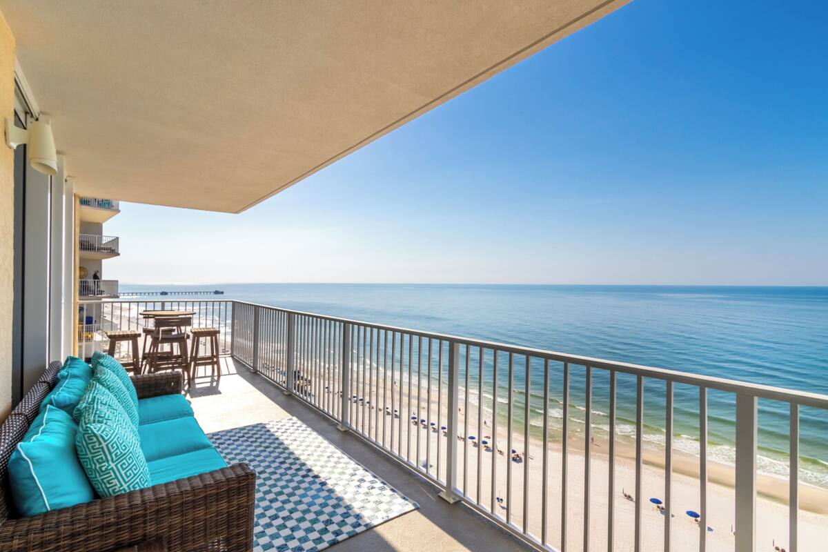 Un balcon avec vue sur la plage et l’océan.