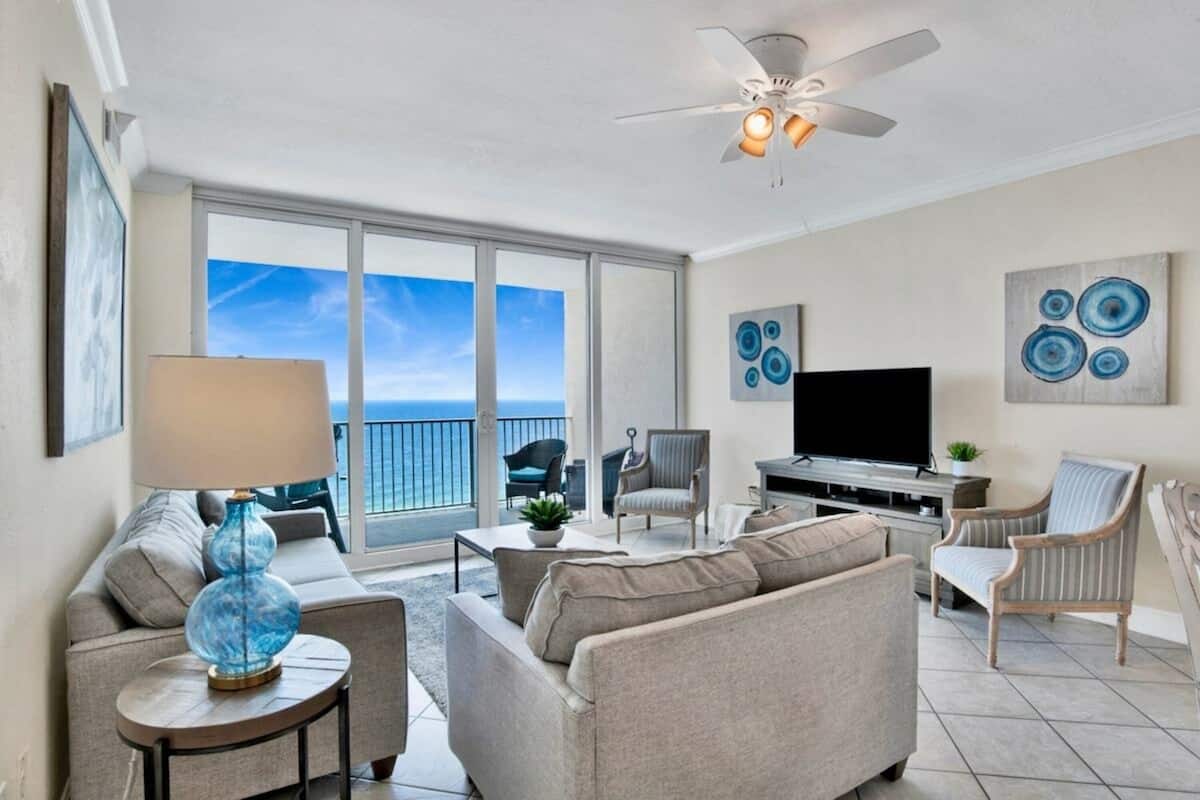 Kondominium Klasik, 3 kamar tidur, akses ke kolam renang, pemandangan pantai | Ruang keluarga