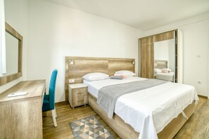 Individuell eingerichtet, Schreibtisch, Verdunkelungsvorhänge