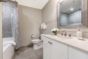 シャワー、バスアメニティ (無料)、ヘアドライヤー、タオル