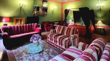 Camera Superior con letto matrimoniale o 2 letti singoli | 1 camera, minibar, una cassaforte in camera, con stile personalizzato