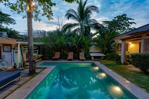 Hồ bơi ngoài trời, ghế dài tắm nắng 