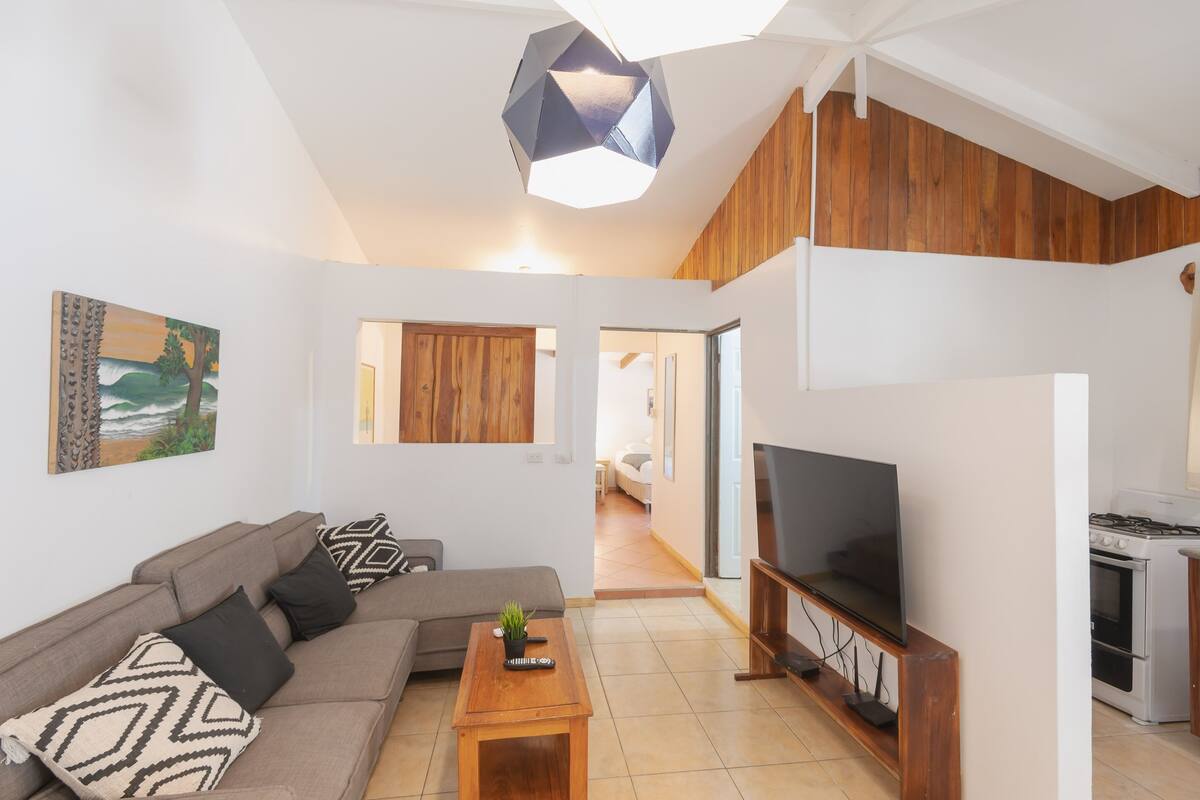 Departamento Deluxe | Área de sala de estar | Smart TV de 43 pulgadas con canales por cable, televisión y Netflix