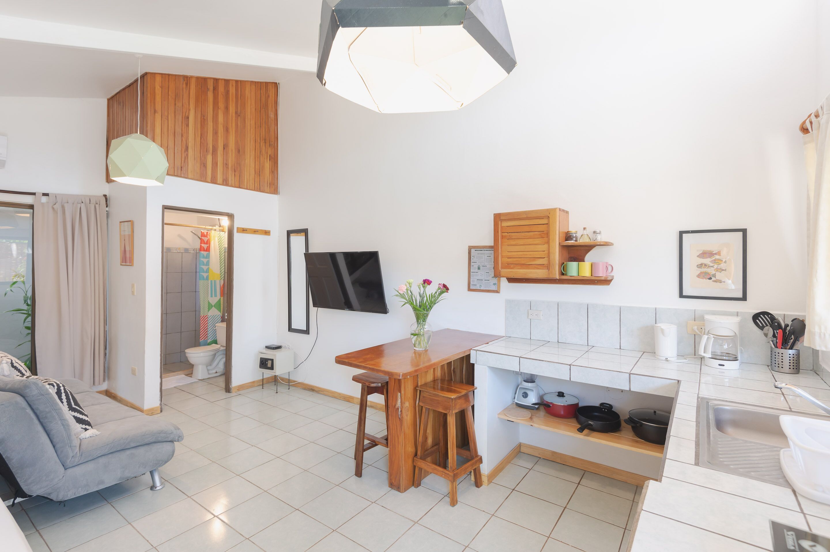 Fridge, stovetop, coffee/tea maker, electric kettle