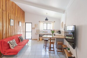 Superior Suite | Living area | 43-inch Smart TV with cable channels, TV, Netflix - Maoritsio Garden studios (Cóbano)