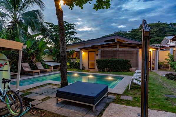 Outdoor pool, sun loungers - Maoritsio Garden studios (Cóbano)