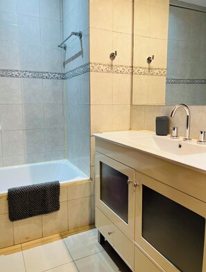 Exclusive Apartment | Bathroom | Combined shower/bathtub, deep-soaking bathtub, hair dryer, bidet