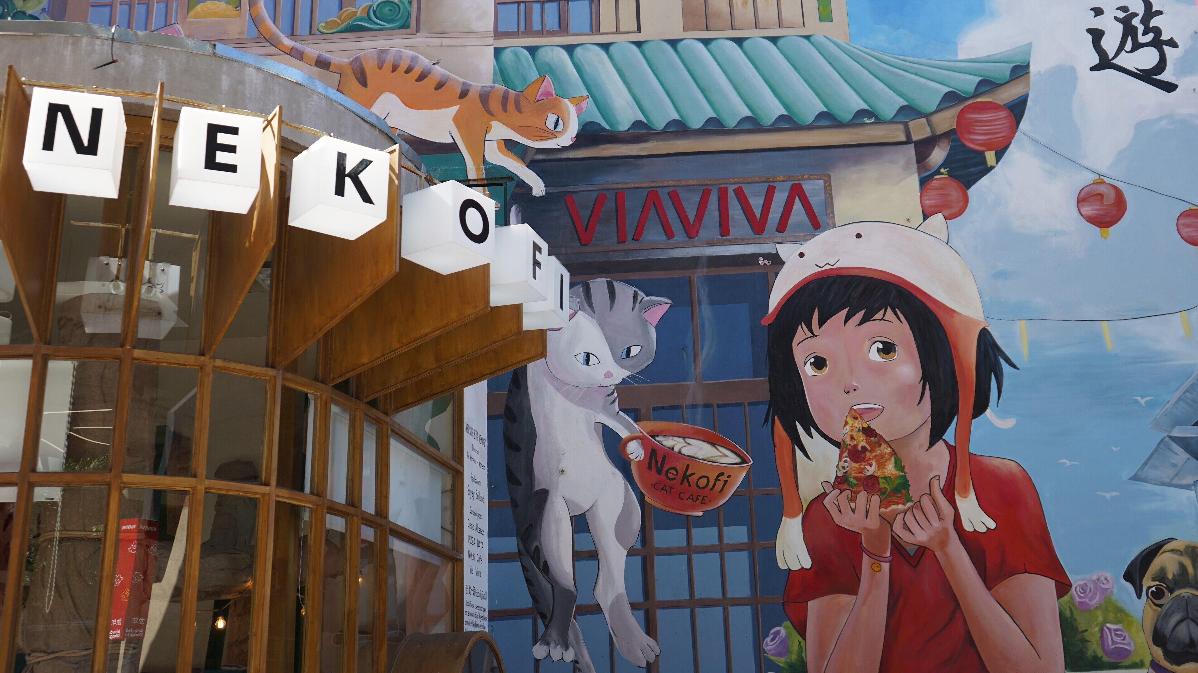 Un bâtiment sur lequel on peut lire les inscriptions « NEKO » et « VIAVIVA ».