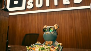 A room with a sign reading "SUCRE SUITES" and a bowl of salad on the table. - Sucre Suites (Buenos Aires)