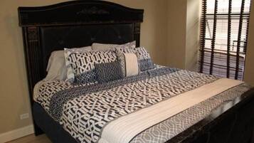 Phòng đơn | Trang trí khác biệt, bàn, khu vực làm việc phù hợp cho laptop