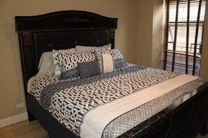 Dobbeltrom for 1 person | Individuelt dekorert, skrivebord og skrivebord for bærbar PC