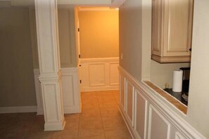 Dobbeltrom for 1 person | Oppholdsområde | En 40-tommers smart-TV med kabel-kanaler samt TV og Netflix