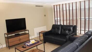 Phòng đơn | Khu phòng khách | Smart TV 40-inch có truyền hình cáp, TV, Netflix