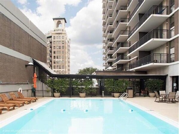 Sesongbasert utendørsbasseng