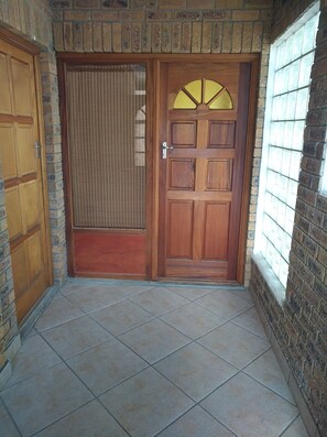 Interior entrance - Getaway Self-Catering Tyger Valley (Cape Town)