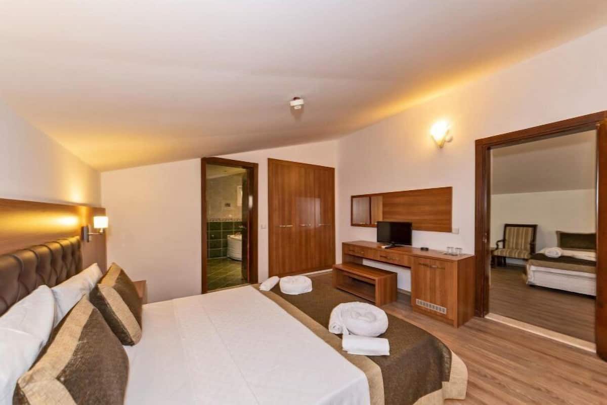 1 bedroom, in-room safe, desk, soundproofing