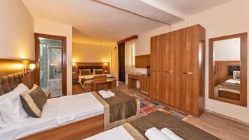 Standard Double Room | 1 bedroom, in-room safe, desk, soundproofing