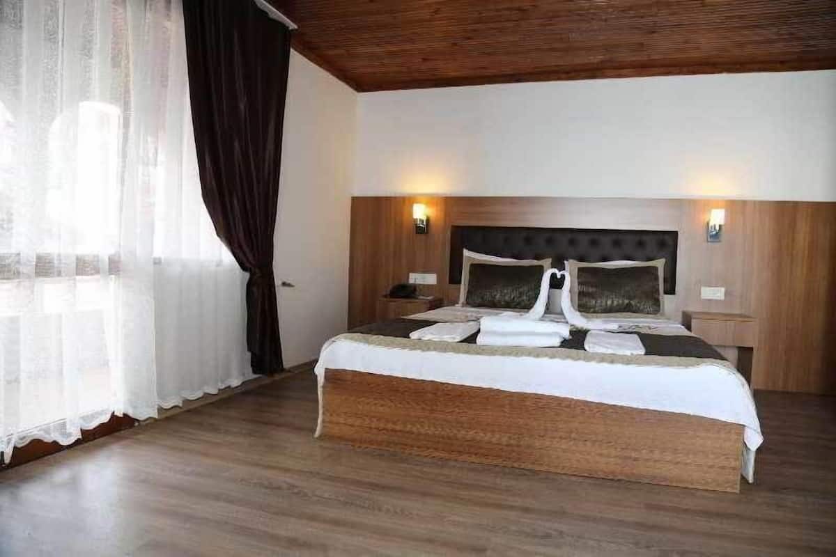 Standard Double Room | 1 bedroom, in-room safe, desk, soundproofing