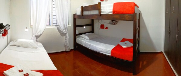 ห้องเบสิกพักรวม, หอพักรวม (2 Bunk Beds, 4 People) | ห้องพักตกแต่งอย่างมีเอกลักษณ์, Wi-Fi ฟรี, ผ้าปูที่นอน